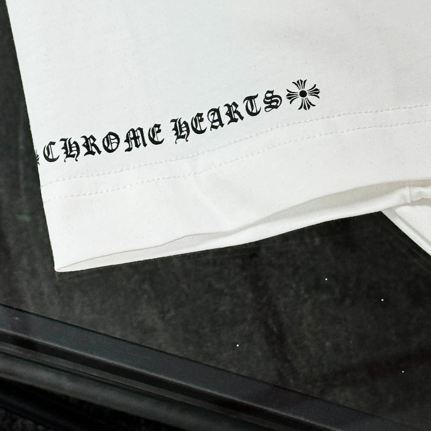 P170 Chrome Hearts 25 high-end versions. The fabric is made of 300 grams of high-density pure cotton. It does not deform or shrink. It has three labels. It is the same style for men and women. Technology: suede foaming + digital printing. Color: white, black. SIZE: S-XL.
